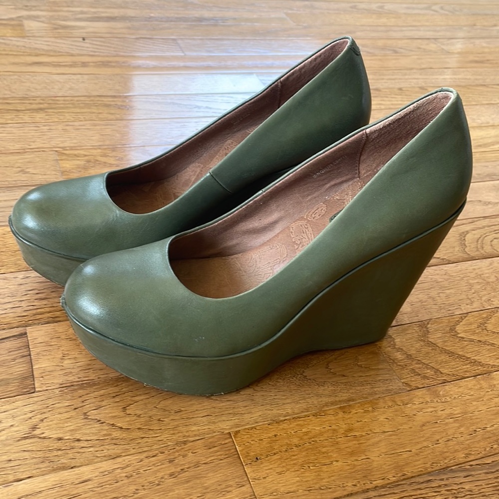Kork-Ease Olive Green Wedge Heels, Size 9